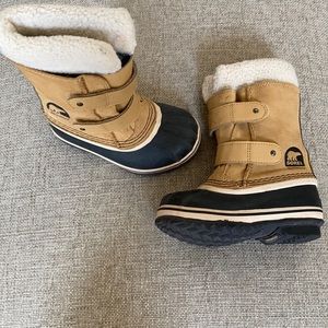 Fleece lined waterproof winter boots